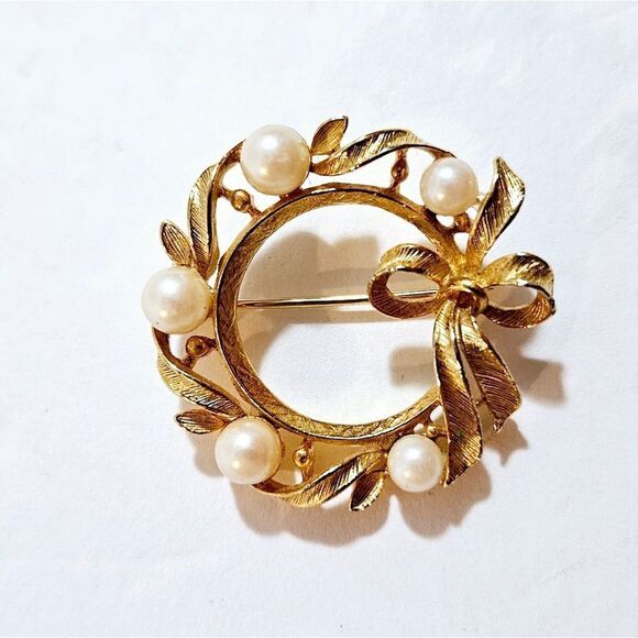 Vintage M. Jent Signed Brushed Gold Faux Pearl Bow Circular Wreath Brooch Pin - Picture 1 of 10